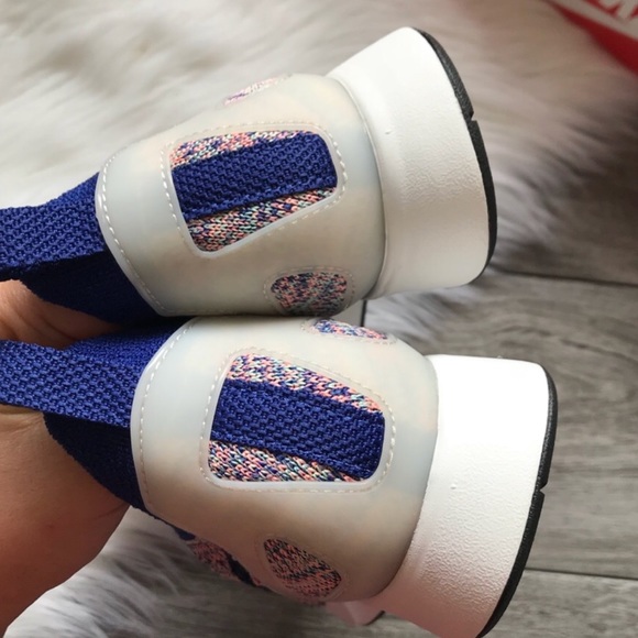 Nike womens  flyknit racer sneaker running shoes - Picture 5 of 5